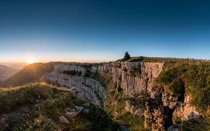 Das Felsmassiv «Creux du Van» wird auch als Grand Canyon der Schweiz bezeichnet. Auf diesem Foto ist der Sonnenauf- oder Untergang beim Creux du Van zu sehen. 