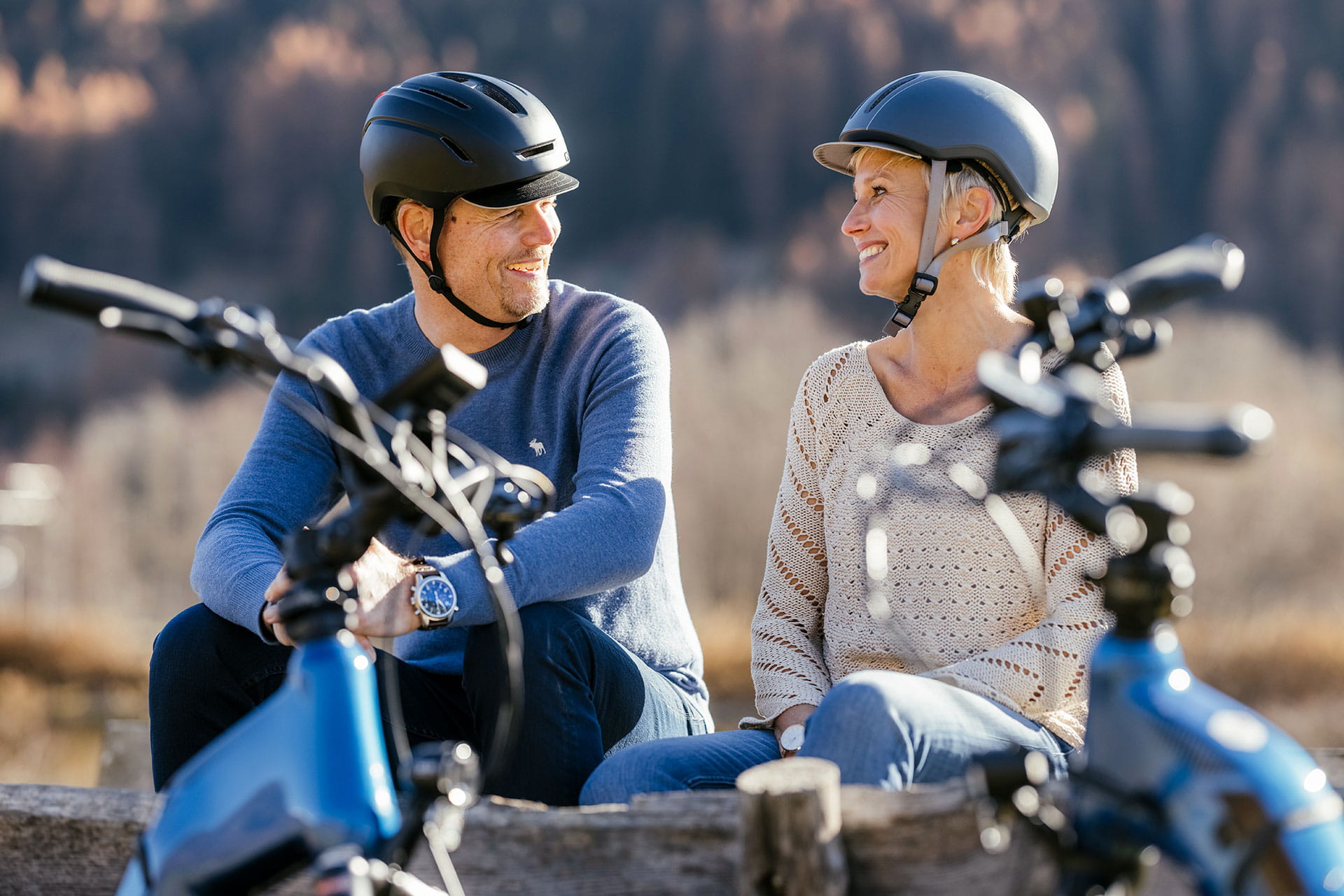 EIn Paar geniesst die abenteuerliche FLYER E Bikes Tour in Obergoms.