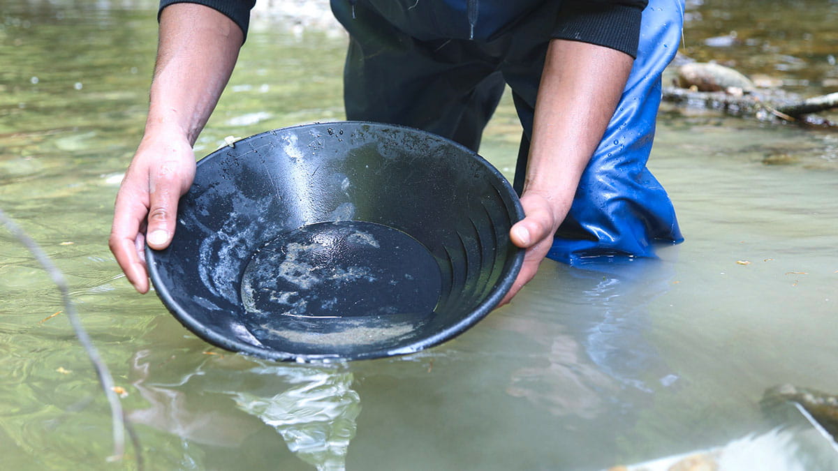 Goldwäscher im Wasser am Erlebnisweg Brenzikofen 