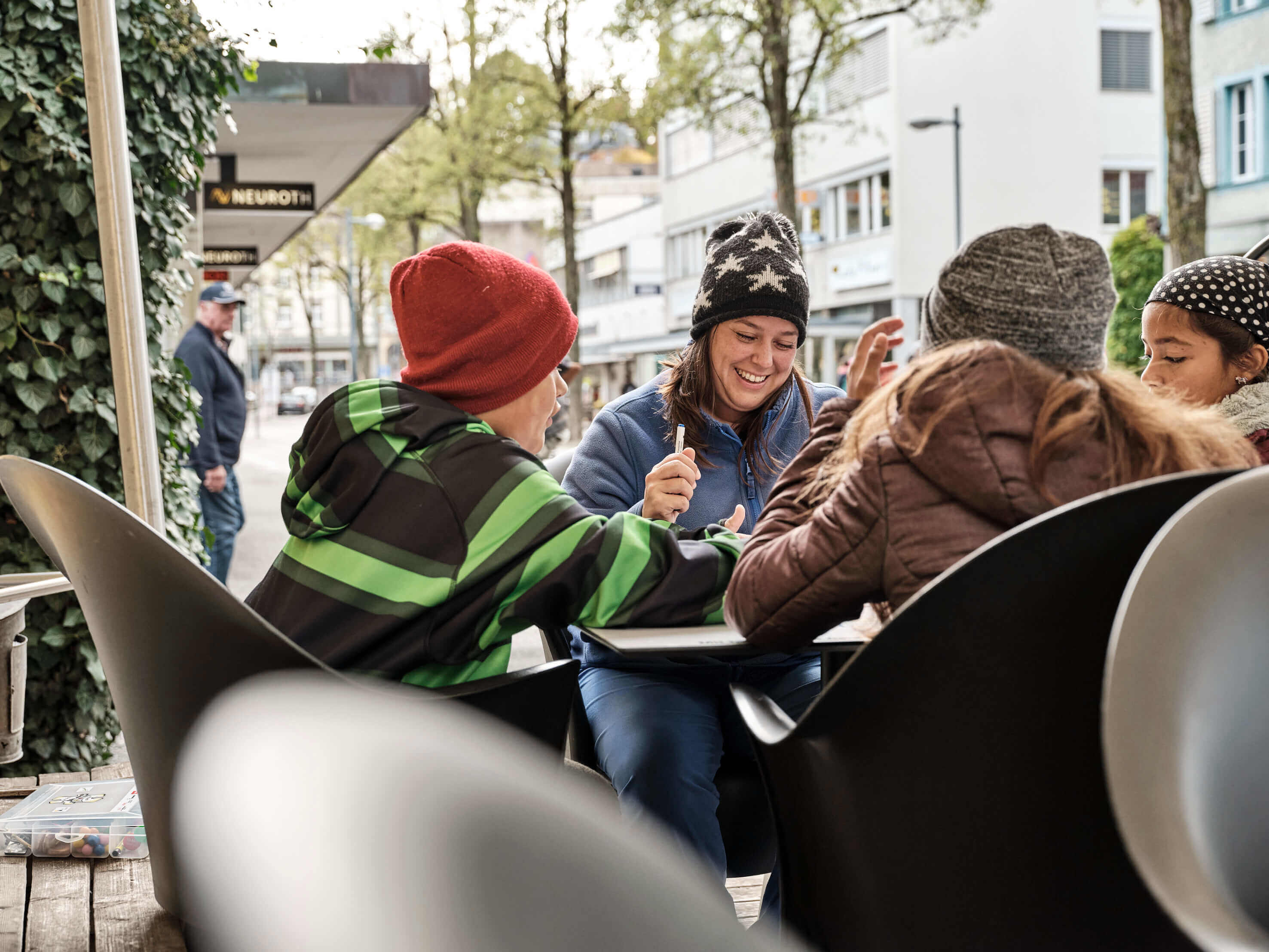 Spiel dich durch Burgdorf - Eine Familie sitzt am Tisch bei einem der zahlreichen Spiele.