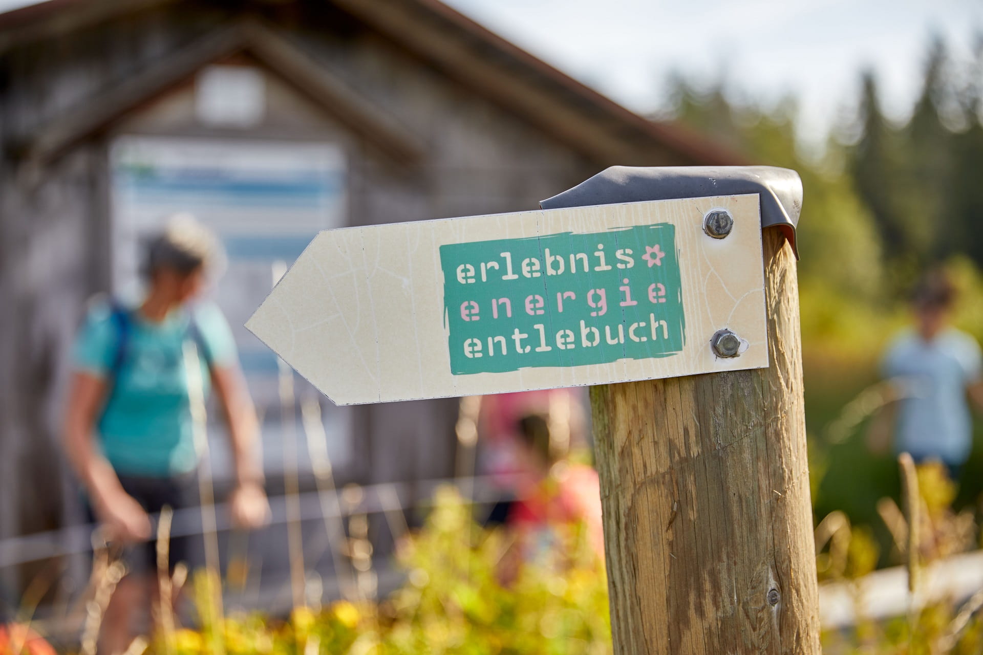 Ein Wegweiser zeigt die Richtung zum Erlebnis Energie Entlebuch 