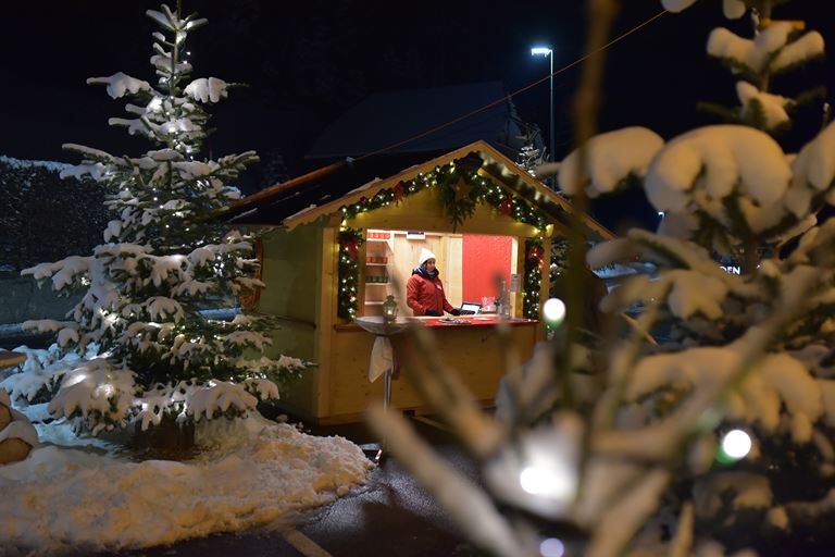 Ein liebevoll und weihnachtlich geschmückter Marktstand