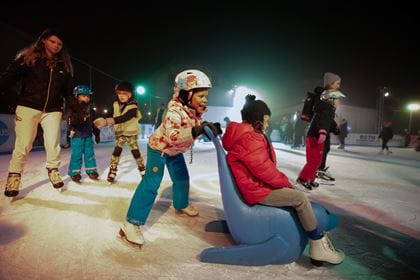 Kinder auf dem Eisfeld Langnau Kinder auf dem Eisfeld Langnau
