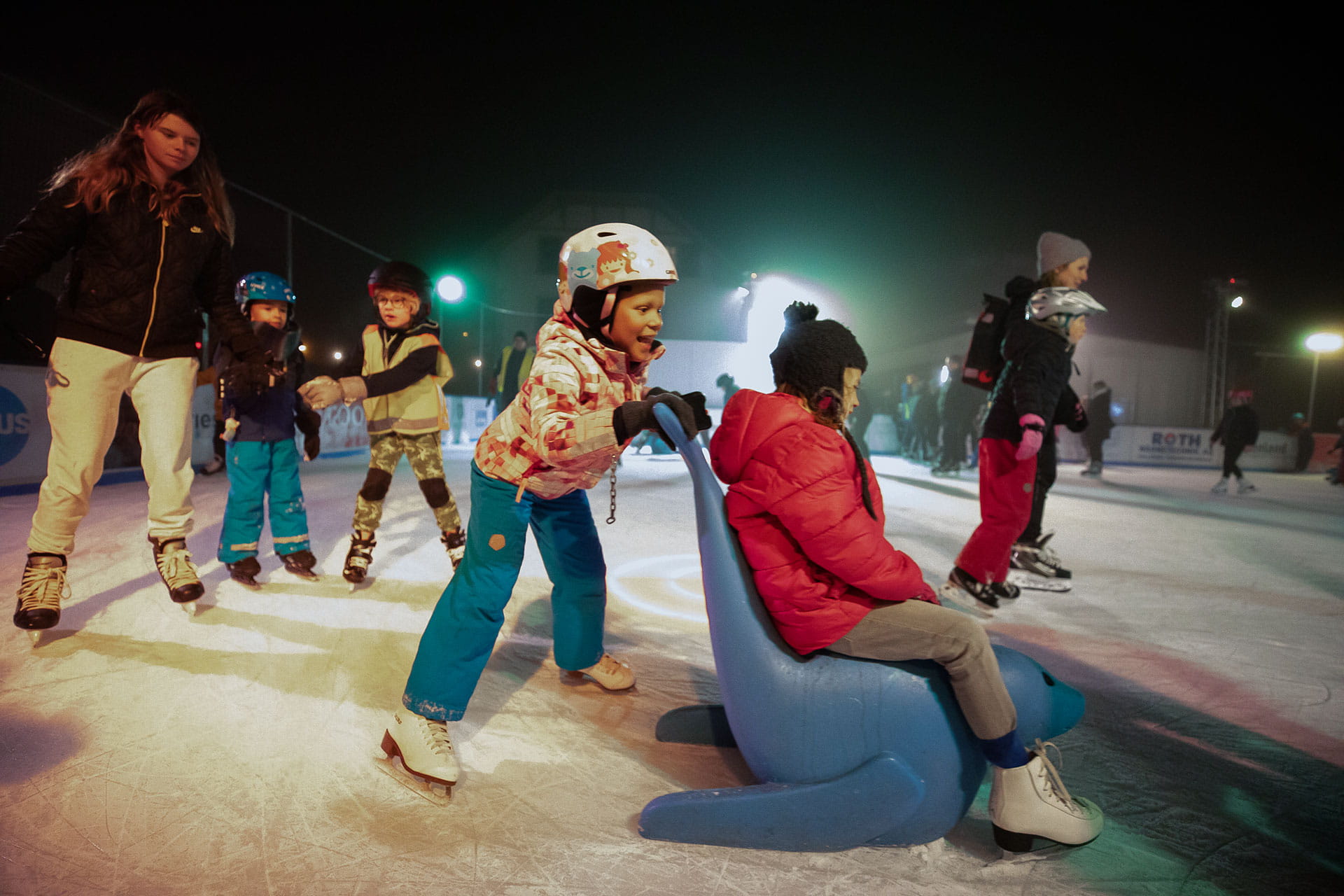 Kinder auf dem Eisfeld Langnau