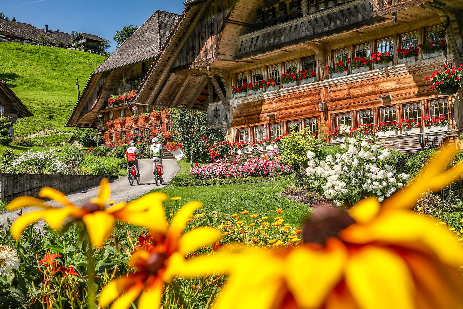Typische Emmentaler Bauernhäuser unterwegs auf der E-Bike-Rundtour Herzschlaufe Langnau