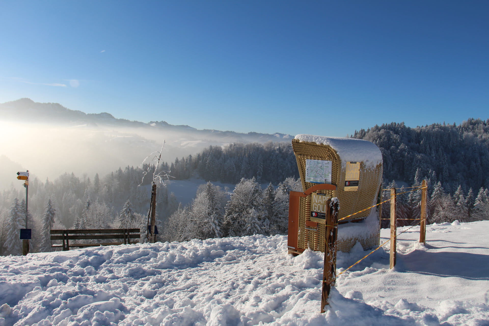 Standkorb auf einem verschneiten Hügel über Menzberg