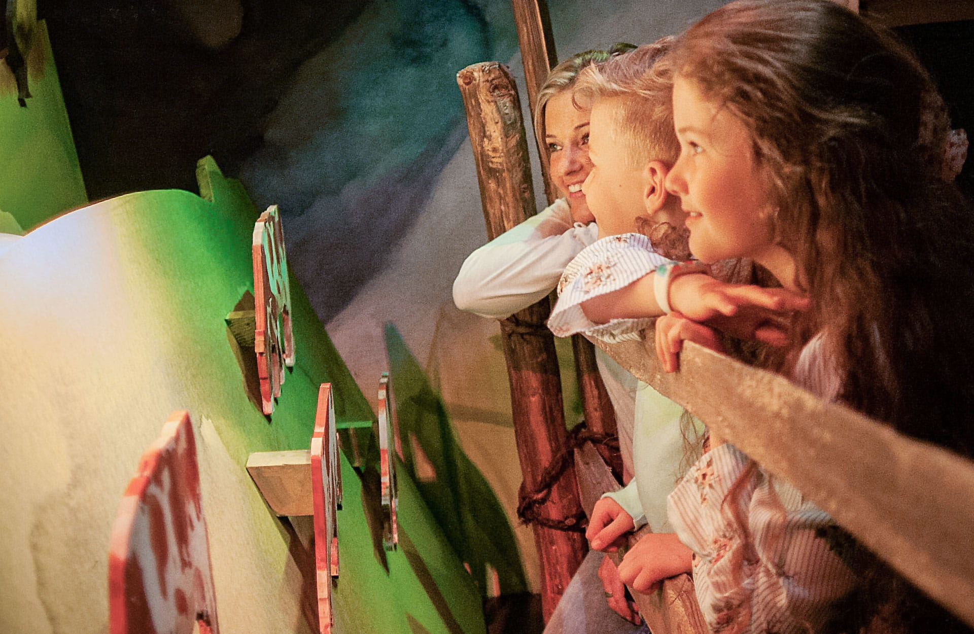 Eine Mutter mit ihren Kindern geniesst die Ausstellung am Königsweg der Schaukäserei Affoltern i.E.