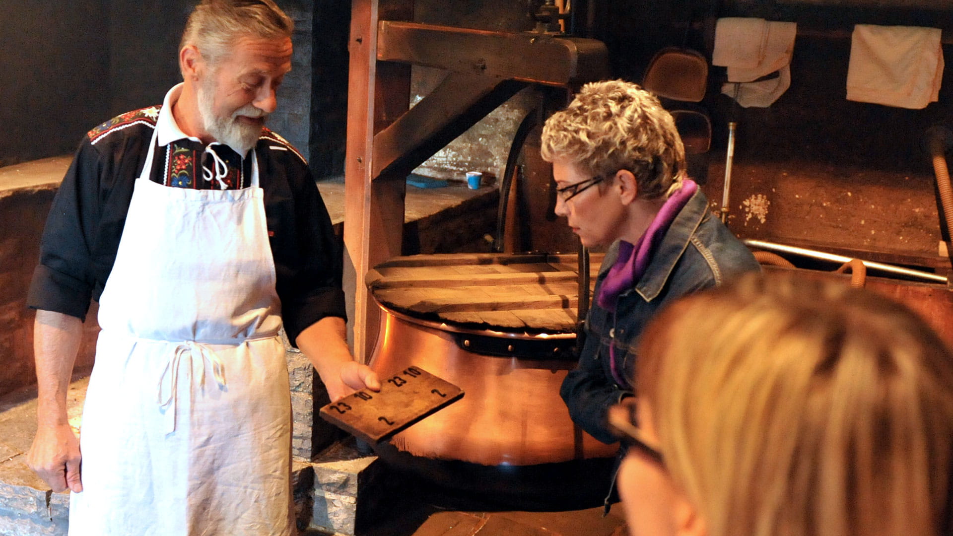 Eine Dame beim interessanten Rundgang in der Schaukäserei 