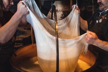 Emmentaler Schaukäserei - Stöckli Käse herstellen
