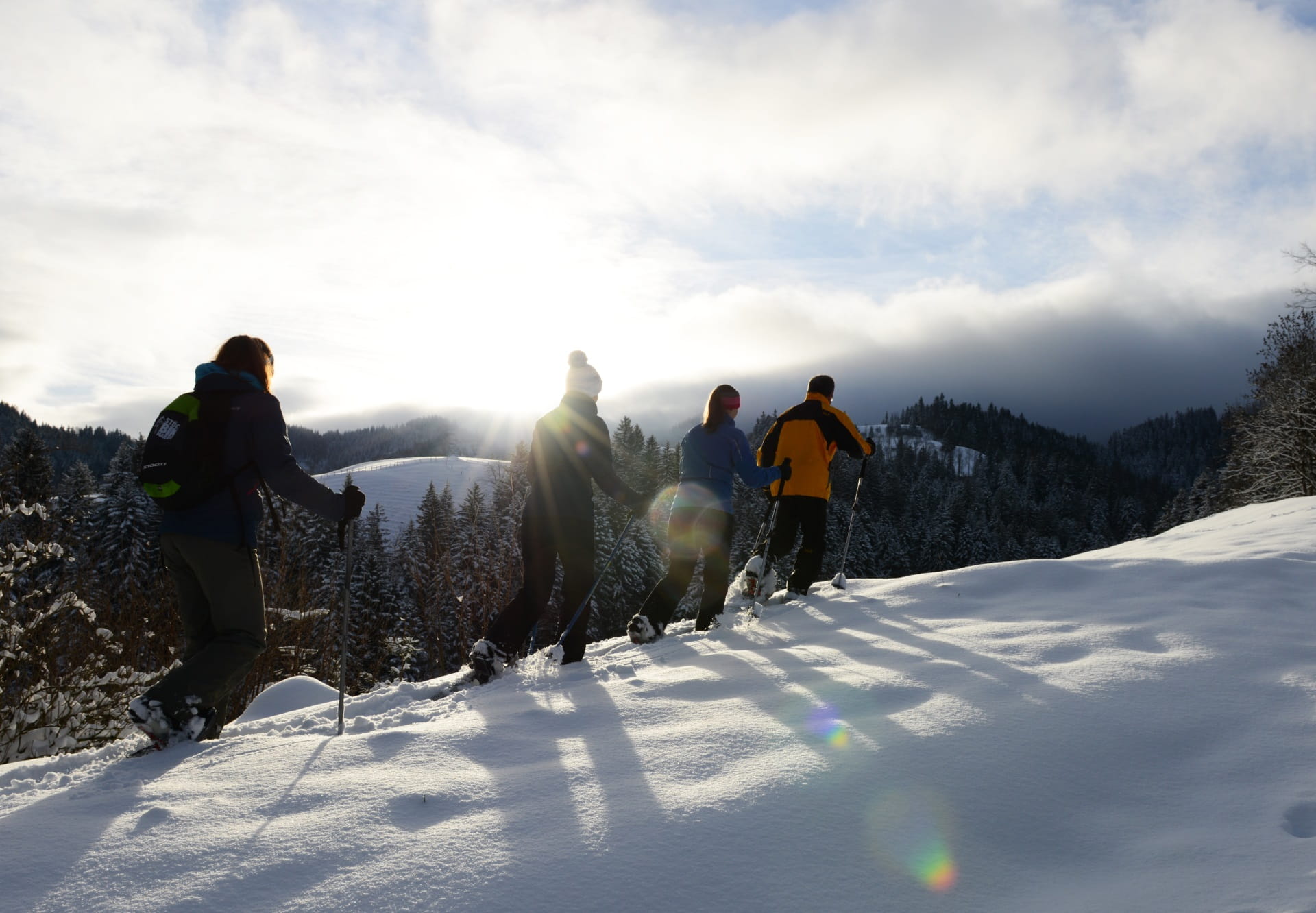 Schneeschuhtrail Luthertal - Ein herrliches Gefühl – wandern über verschneite Hügel.