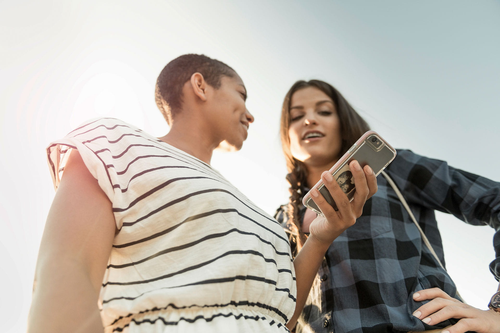 Zwei Frauen auf mit Handy