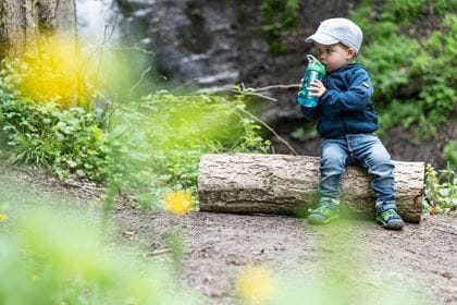 Kind am Mutzbachfall Riedtwil Trinkendes Kind am Mutzbachfall Riedtwil