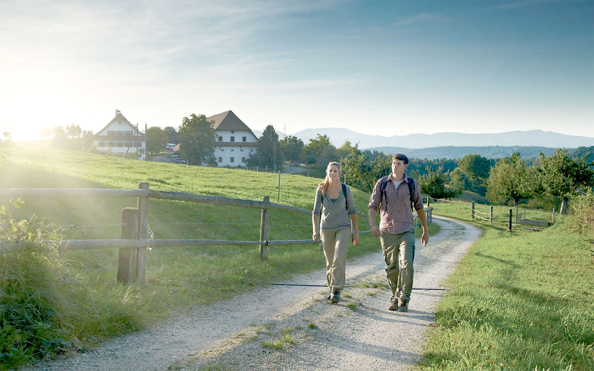 Wanderbus - Ein Paar beim Wandern am Grenzpfad-Napfbergland.