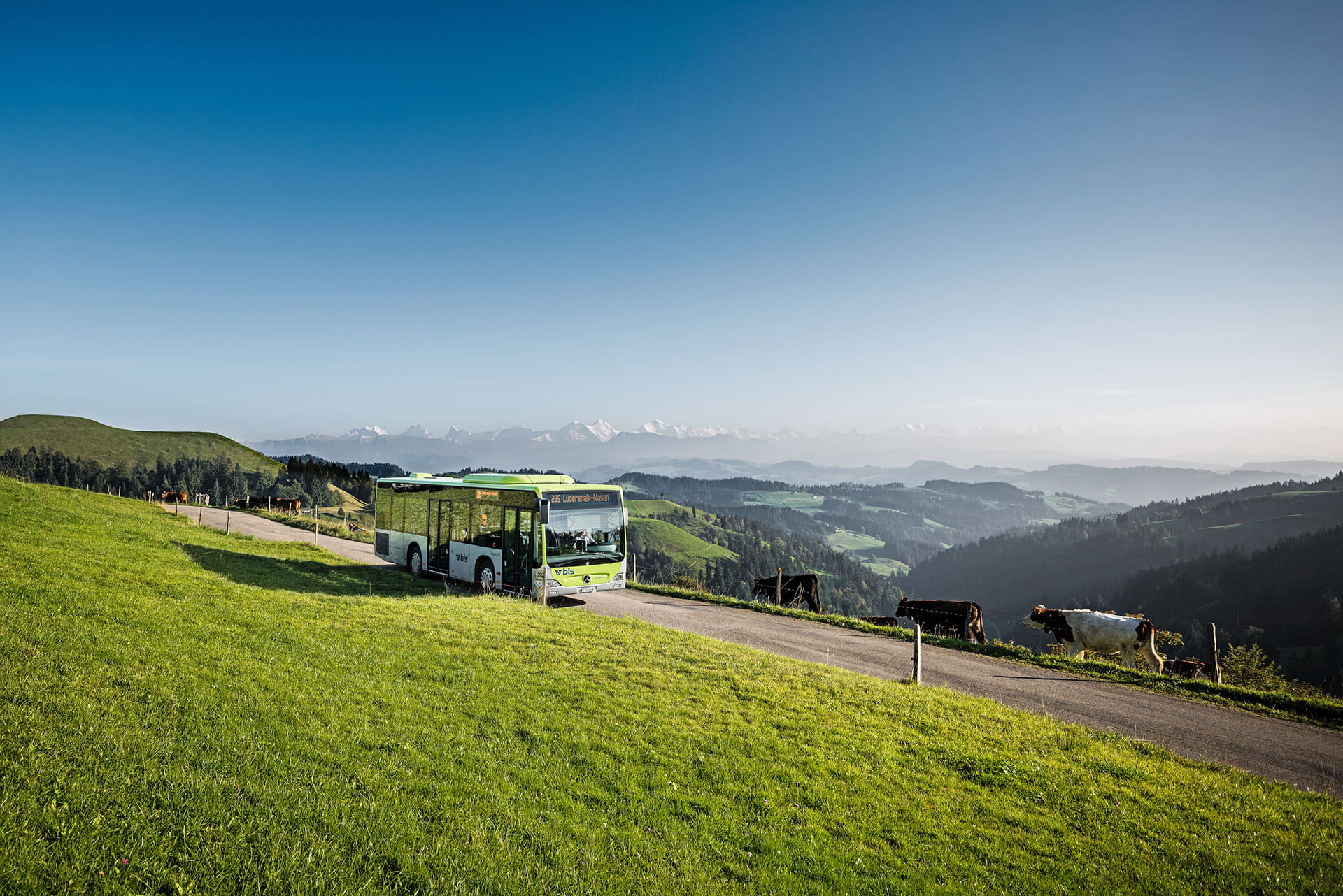 Der BLS Wanderbus auf dem Weg zur Lüderenalp.