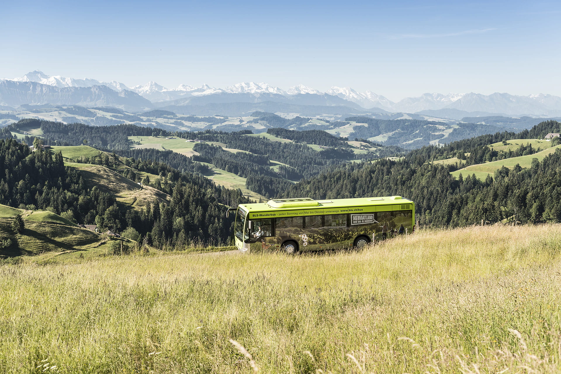Der BLS Wanderbus auf dem Weg zur Lüderenalp.