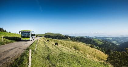 Der BLS Wanderbus auf dem Weg zur Lüderenalp.