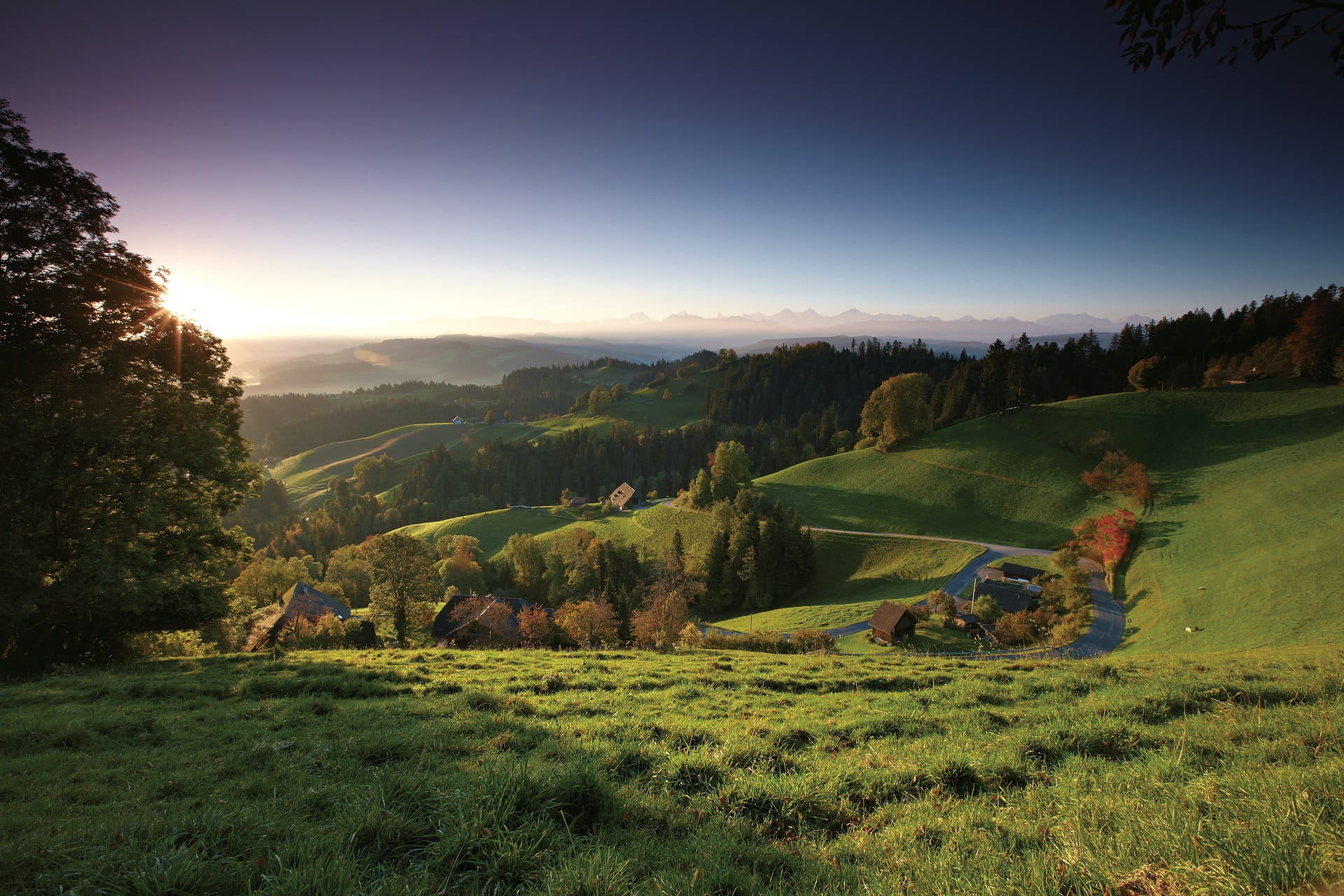 Entdecken Sie auf der Rundwanderung über den Chapf die ursprüngliche Landschaft des Emmentals mit «Eggen» und «Chrächen», Hügeln und «Gräben», gedeckten Holzbrücken und behaglichen Bauernhäusern.