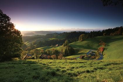 Entdecken Sie auf der Rundwanderung über den Chapf die ursprüngliche Landschaft des Emmentals mit «Eggen» und «Chrächen», Hügeln und «Gräben», gedeckten Holzbrücken und behaglichen Bauernhäusern.