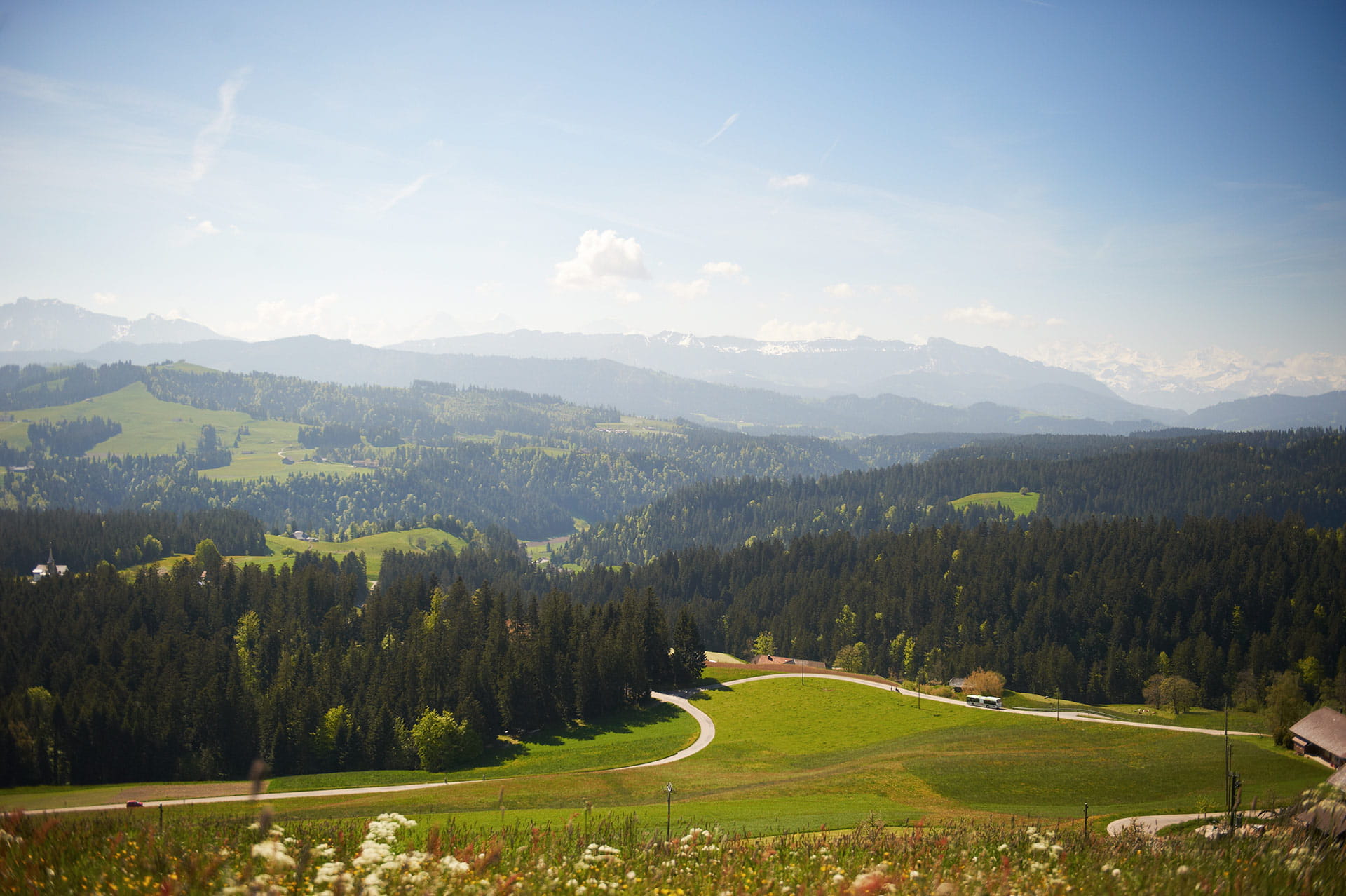 Über einen kleinen Pfad gelangen Sie zum 42 m hohen Aussichtsturm Chuderhüsi, welcher Ihnen eine der schönsten Aussichten im Bernbiet vom Schwarzwald bis zu den Berner Alpen bietet.