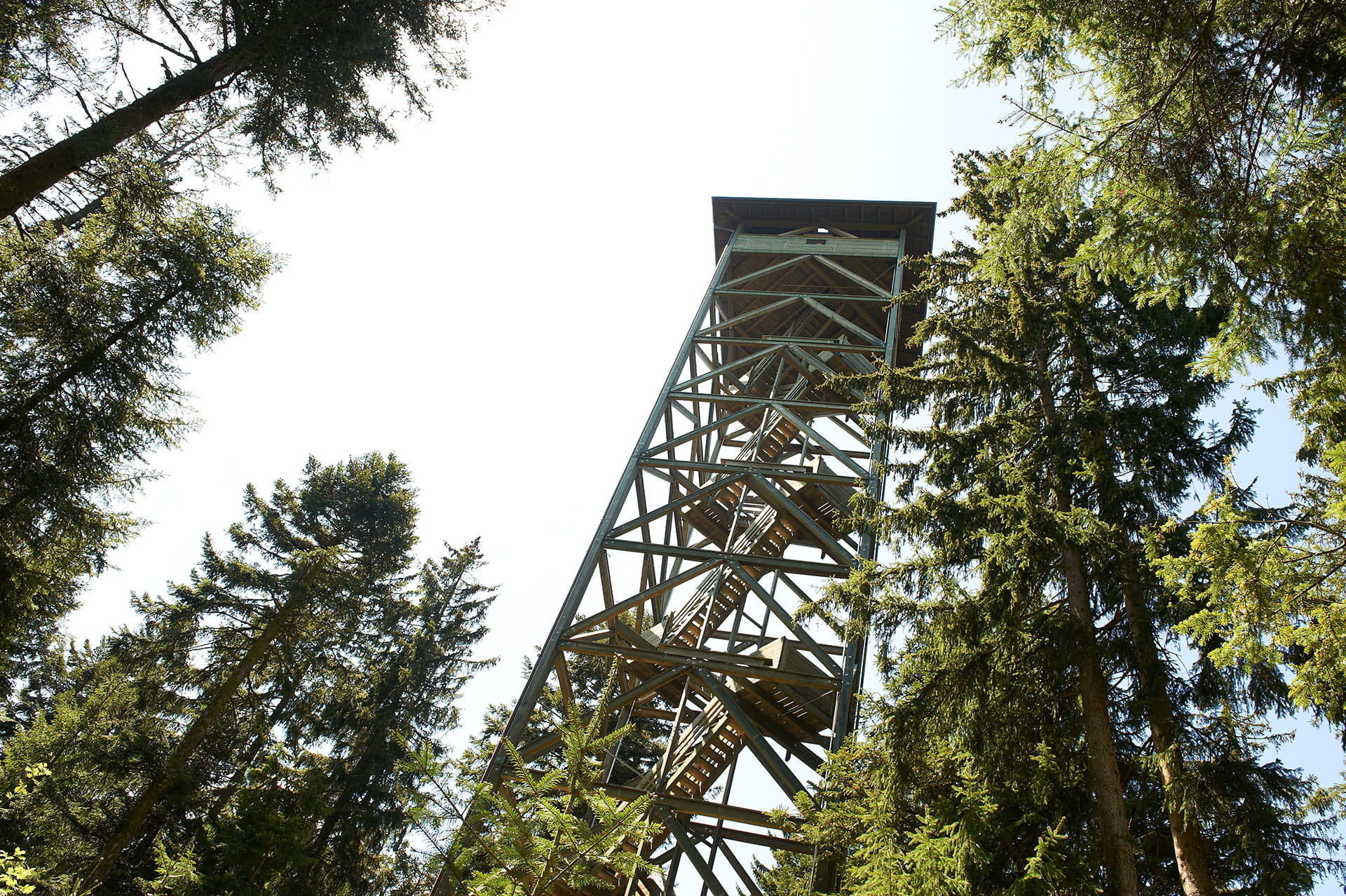 Über einen kleinen Pfad gelangen Sie zum 42 m hohen Aussichtsturm Chuderhüsi, welcher Ihnen eine der schönsten Aussichten im Bernbiet vom Schwarzwald bis zu den Berner Alpen bietet.