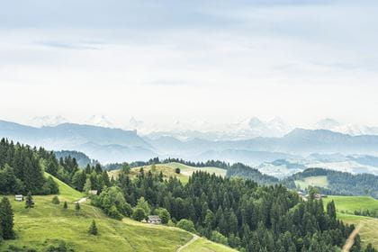 Der BLS Wanderbus fährt durch das schöne Emmental.