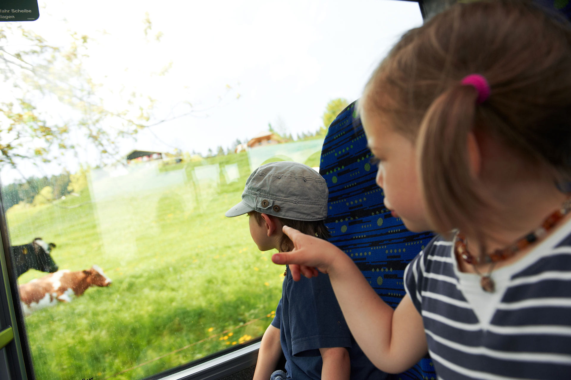 Kinder geniessen die Aussicht vom BLS Wanderbus.