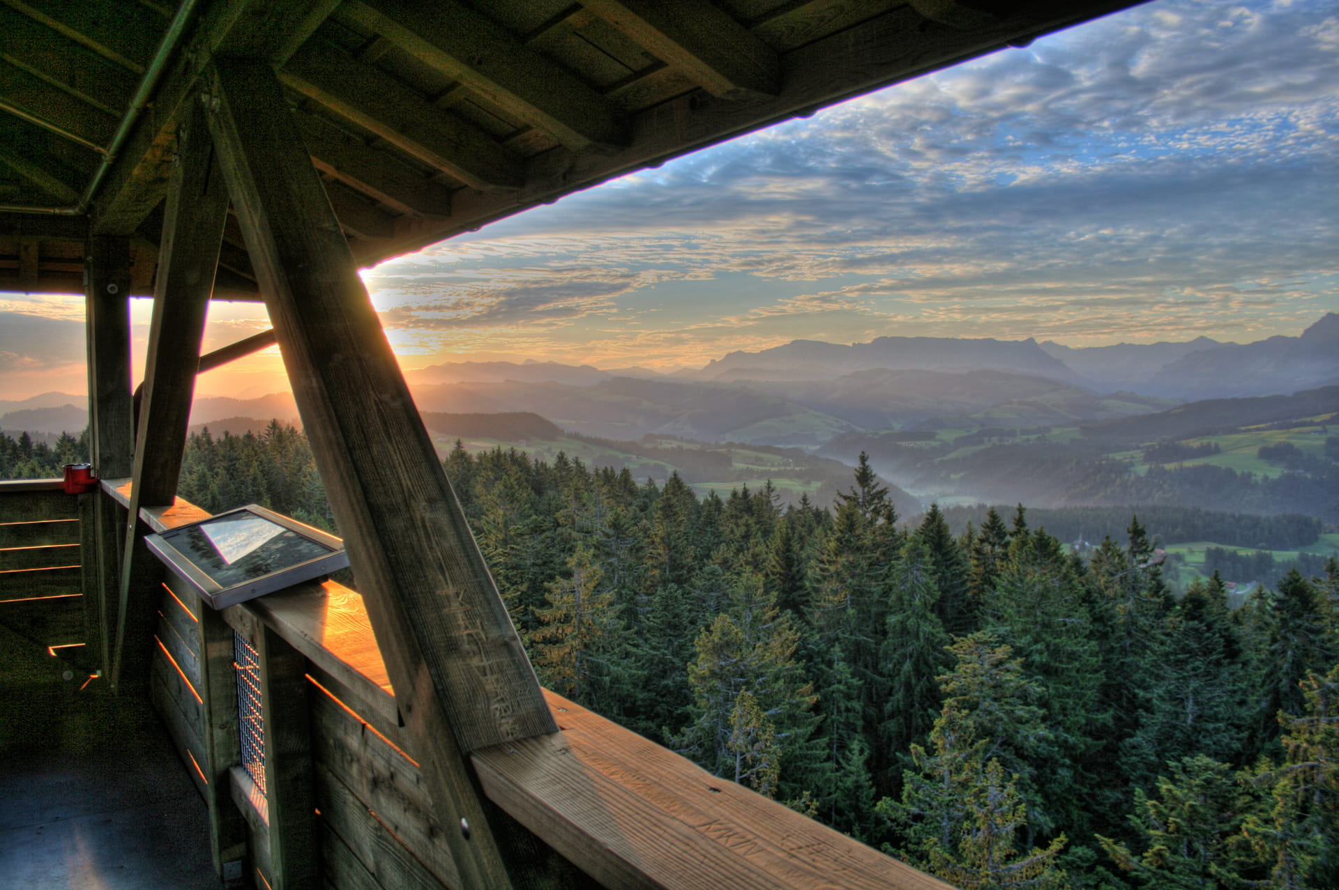 Geniessen Sie den Weitblick vom 42 Meter hohen Aussichsturm «Chuderhüsi».