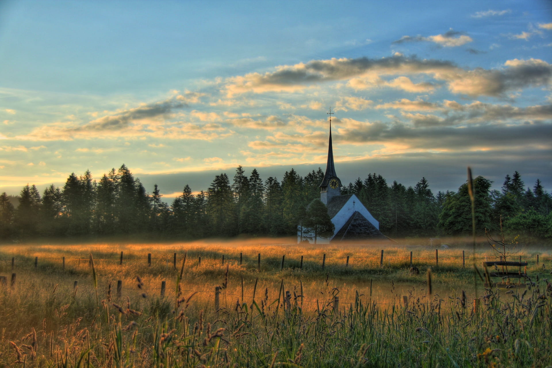 Die über 1000 Jahre alte Wahlfahrtskirche Würzbrunnen im Morgengrauen.