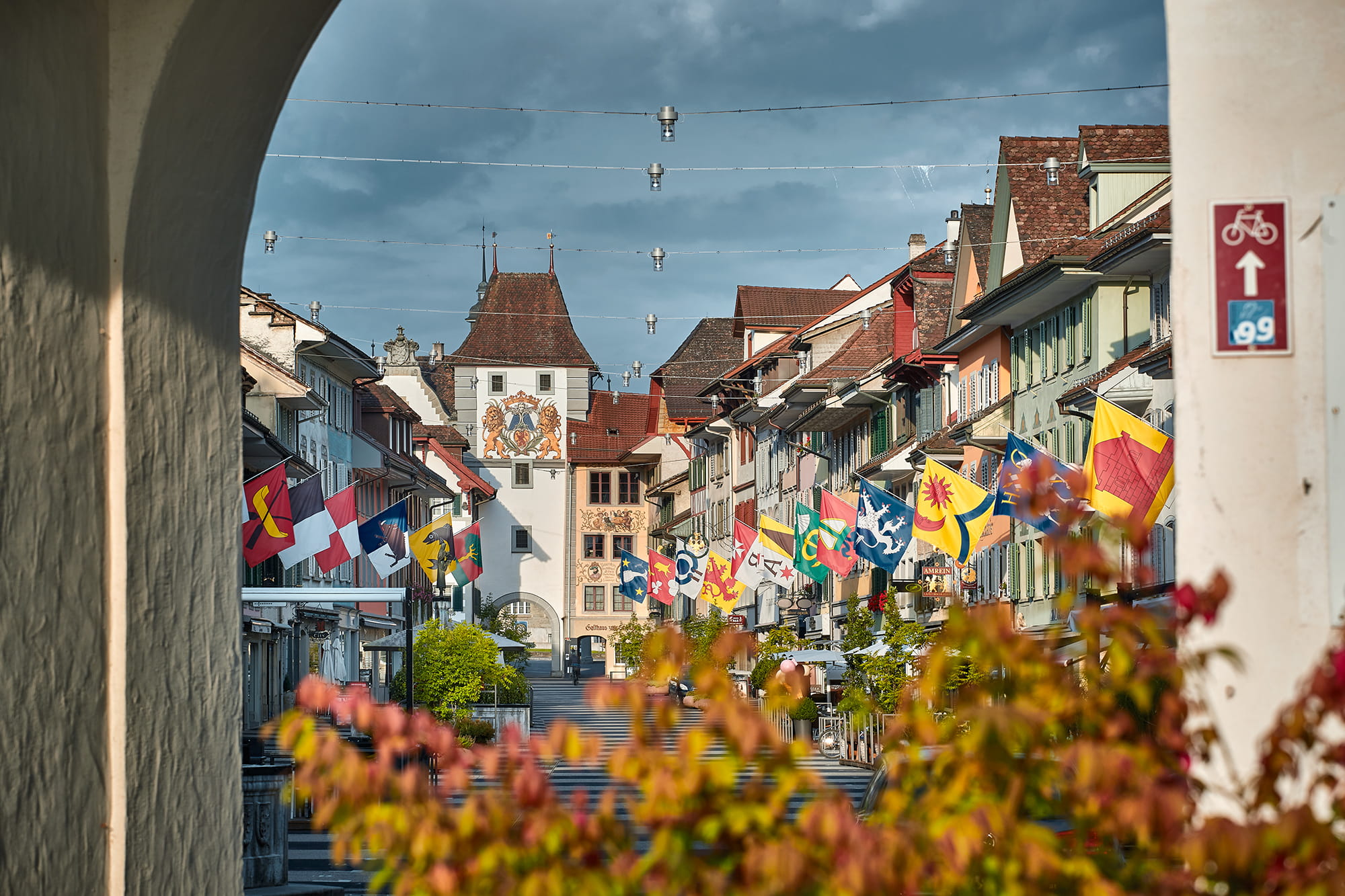 Durch das untere Stadttor blickt man die Hauptgasse hinauf zum Obertor.