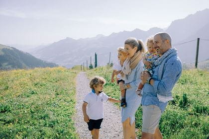 Familie unterwegs Adelboden-Lenk / © Bergbahnen Adelboden AG