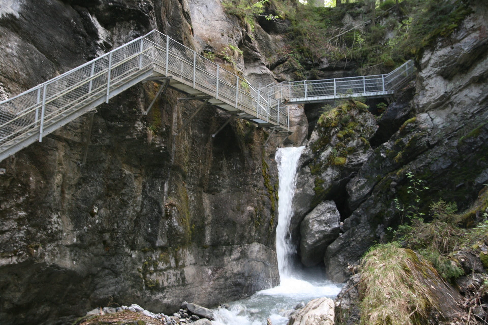 Steg der über einen Wasserfall in der Cholerenschlucht führt