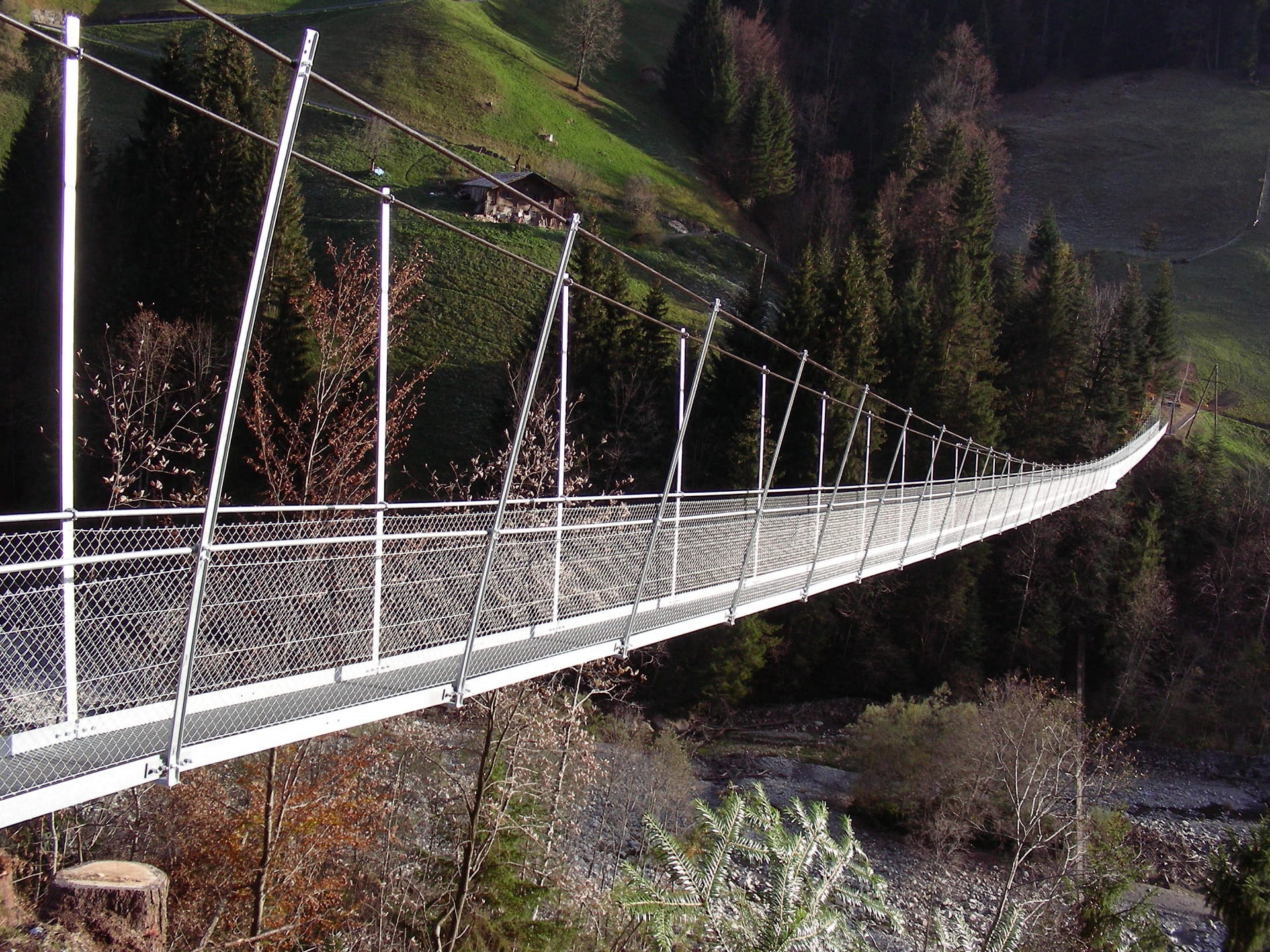 Seitlicher Blick auf die Fussgängerhängebrücke Hostalde