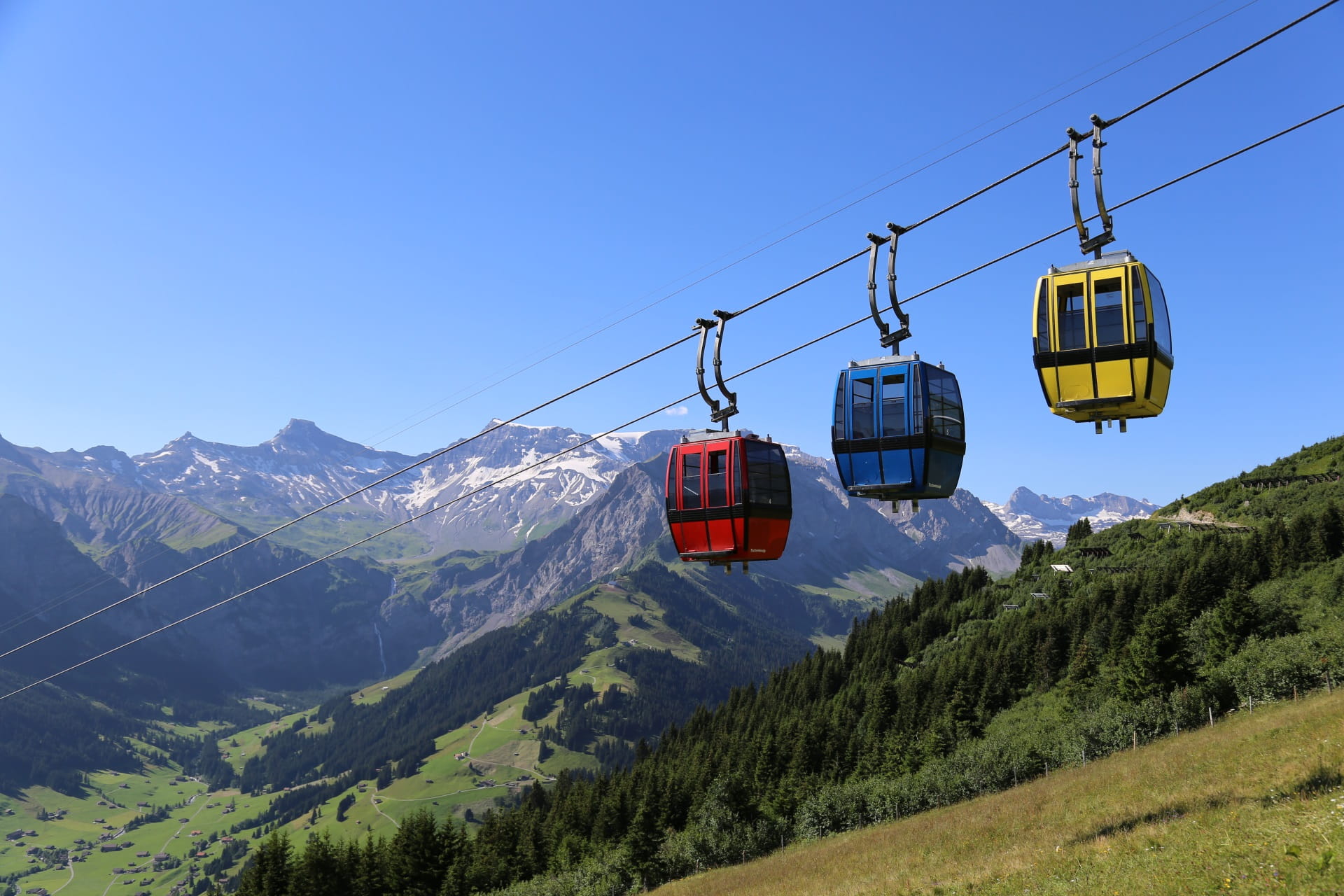 Aussicht von der Tschentenalp mit Blick auf drei farbige Gondeln