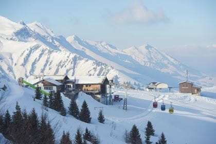 Blick auf das Restaurant Tschentenalp im Winter