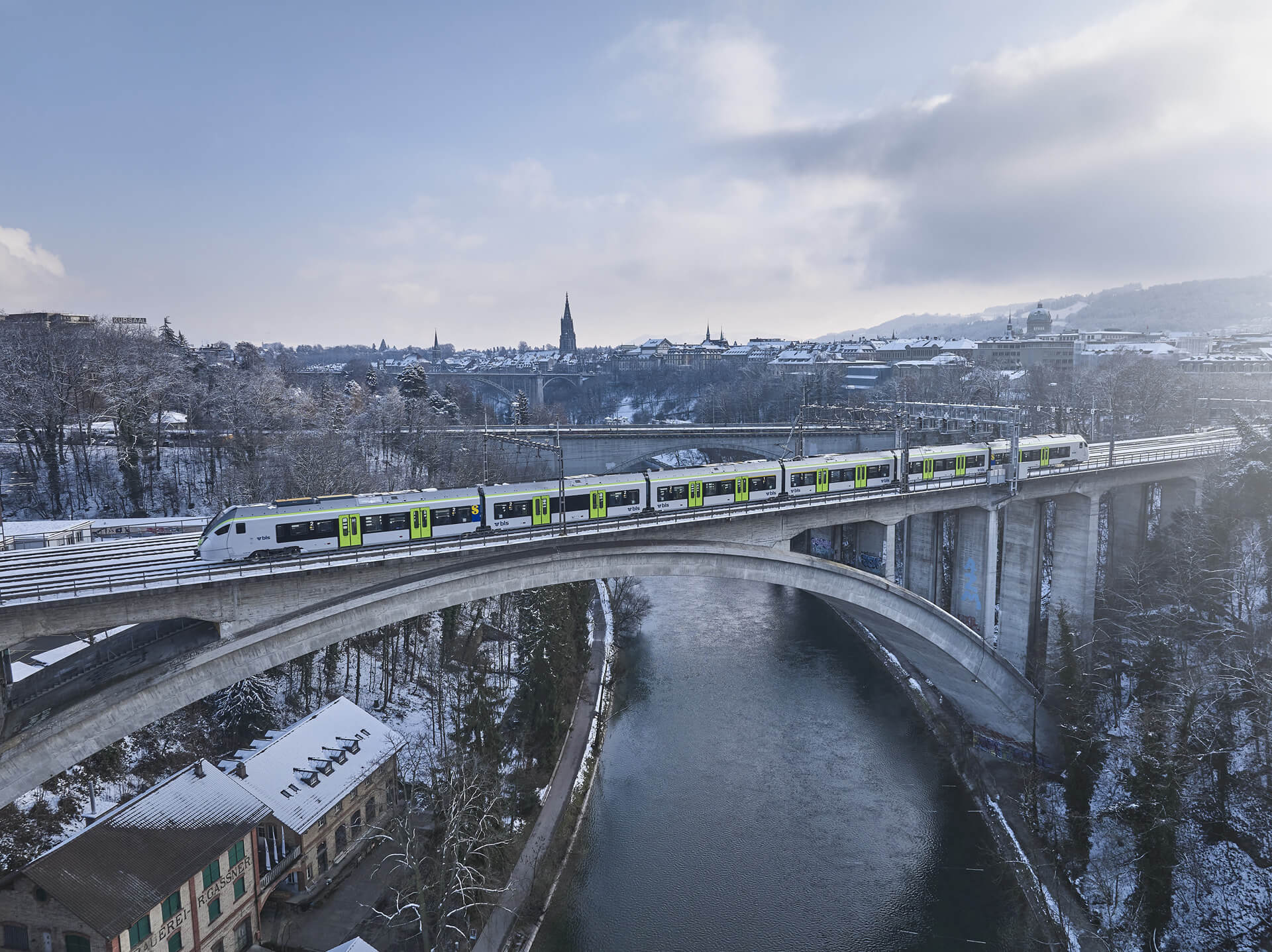 Zug auf der Brücke am Lötschberg