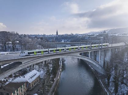 Zug auf der Brücke am Lötschberg