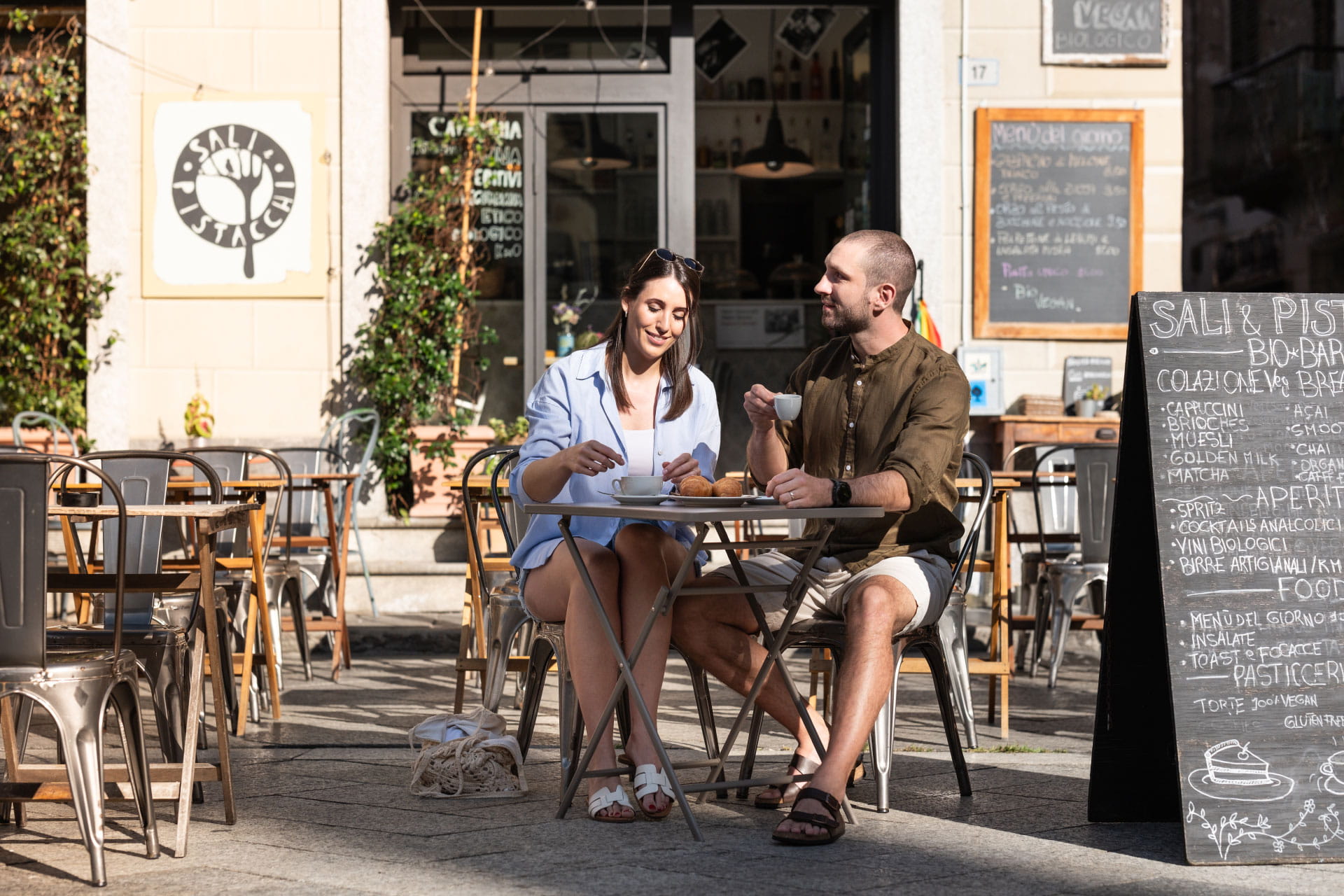 Caffè e brioche sulla piazza