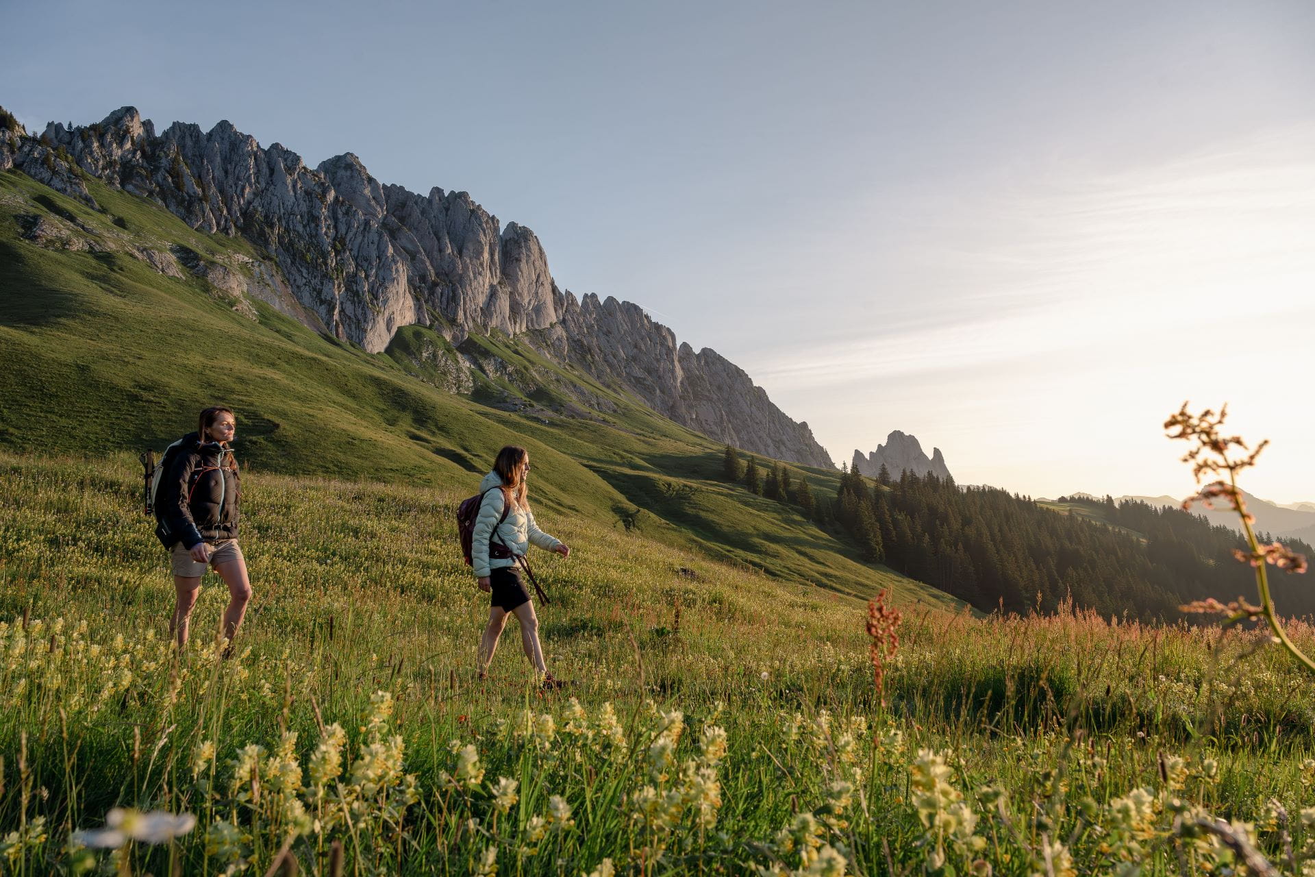 Gstaad zwei Frauen am Wandern Abländschen