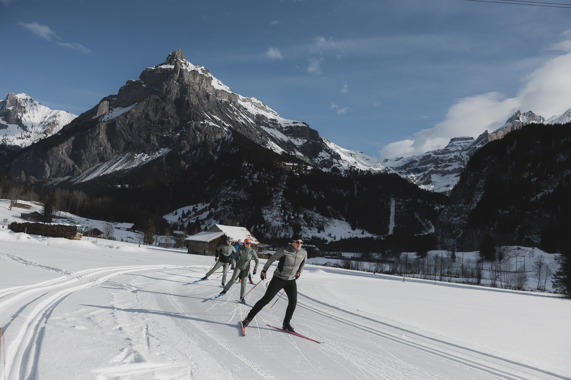 Gemeinsam auf der Langlaufloipe in Kandersteg unterwegs
