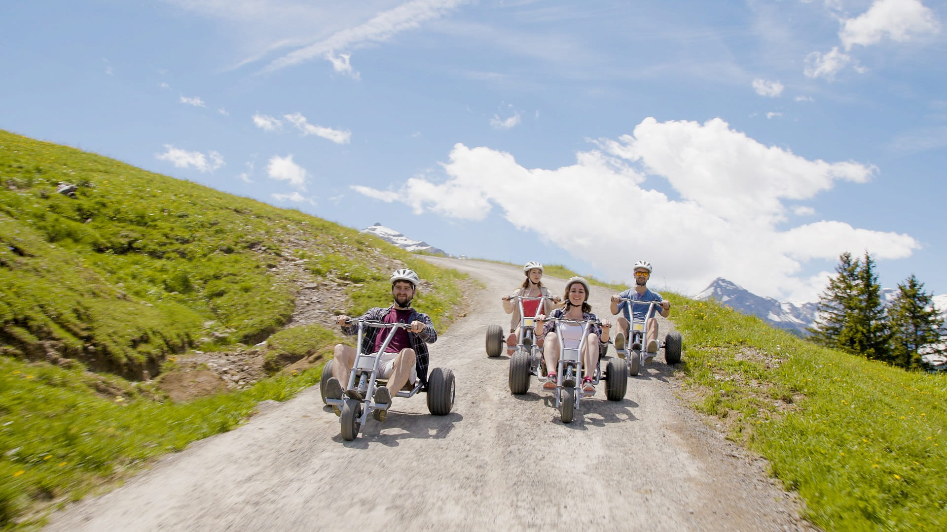 Die MountainCarts versprechen einfachen, komfortablen und sicheren Fahrspass, eigenen sich sowohl für Familien als auch für Gruppen und sind im Berner Oberland einzigartig.