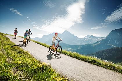 Familie im Trottiland Adelboden