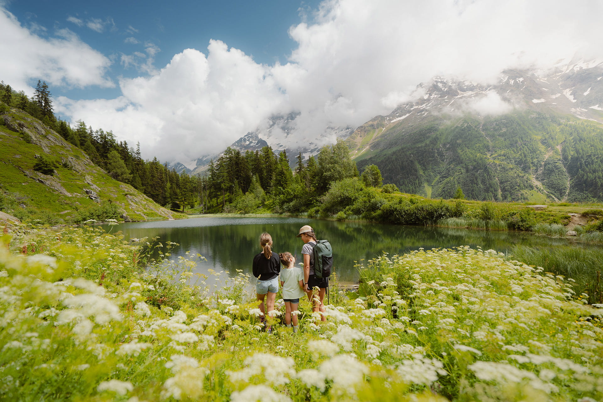 Fafleralp - Familie steht am Bergsee ©marcoschnyder