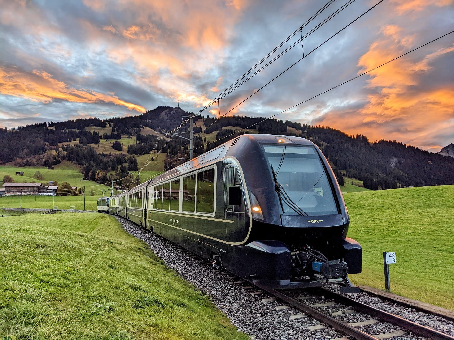 GoldenPass Express Montreux–Interlaken bei Sonnenuntergang
