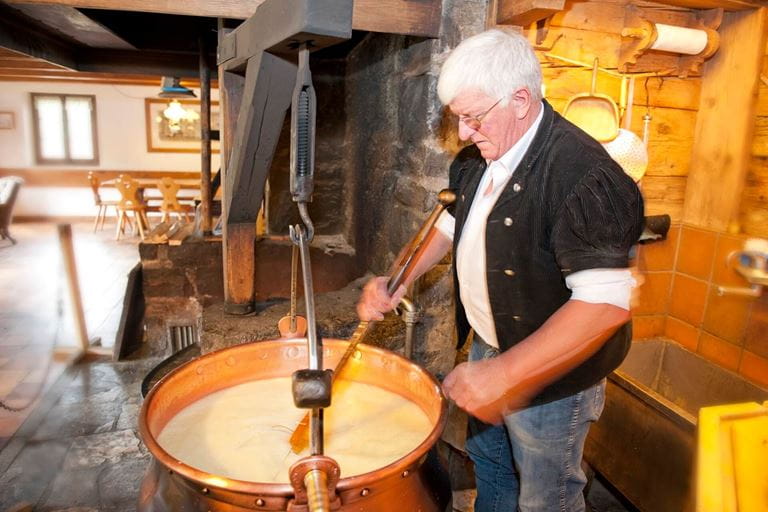 Herkömmliche Käseherstellung im Restaurant Le Chalet