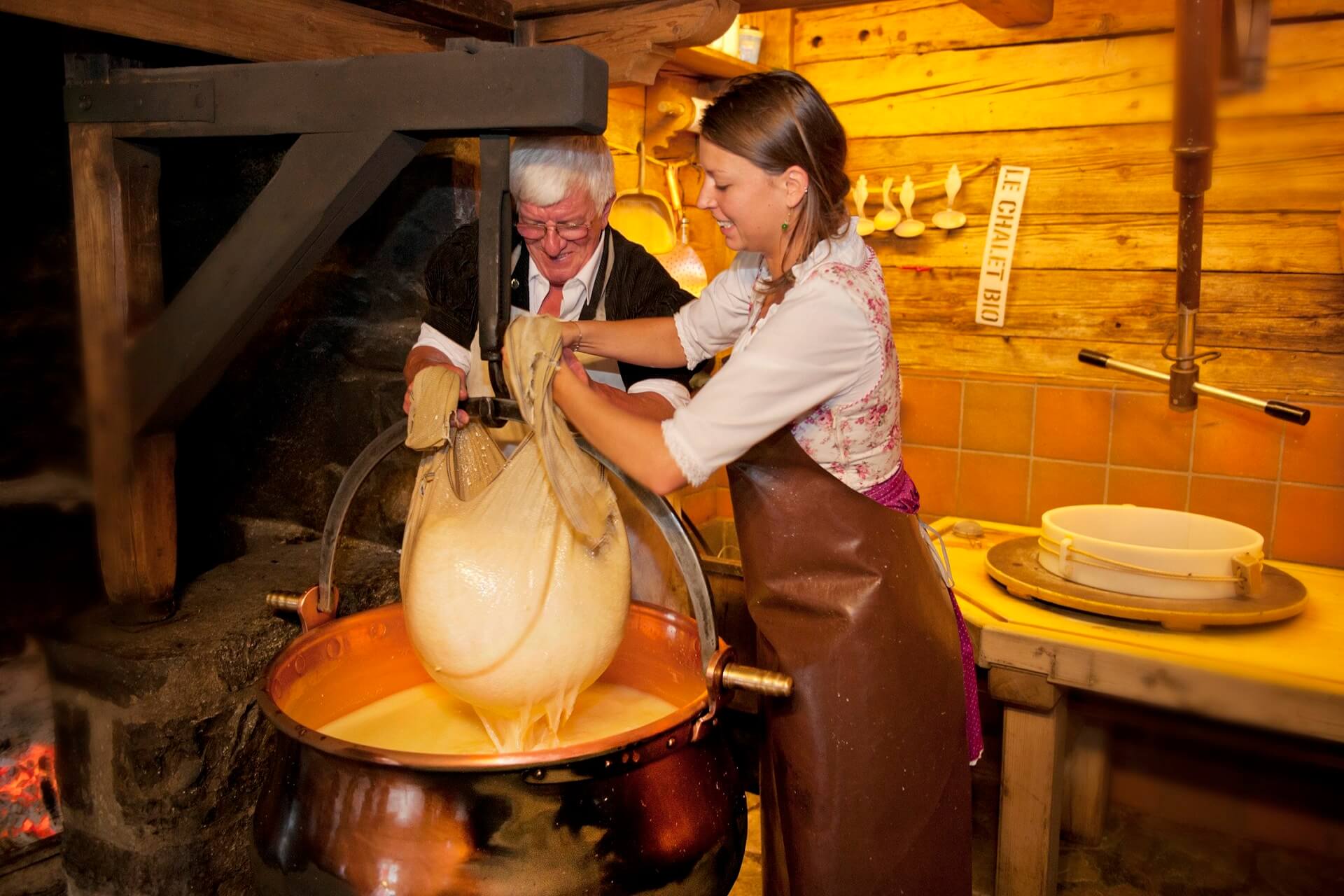 Herkömmliche Käseherstellung im Restaurant Le Chalet