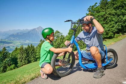 Vater und Sohn beim Trotti-Biken am Niederhorn