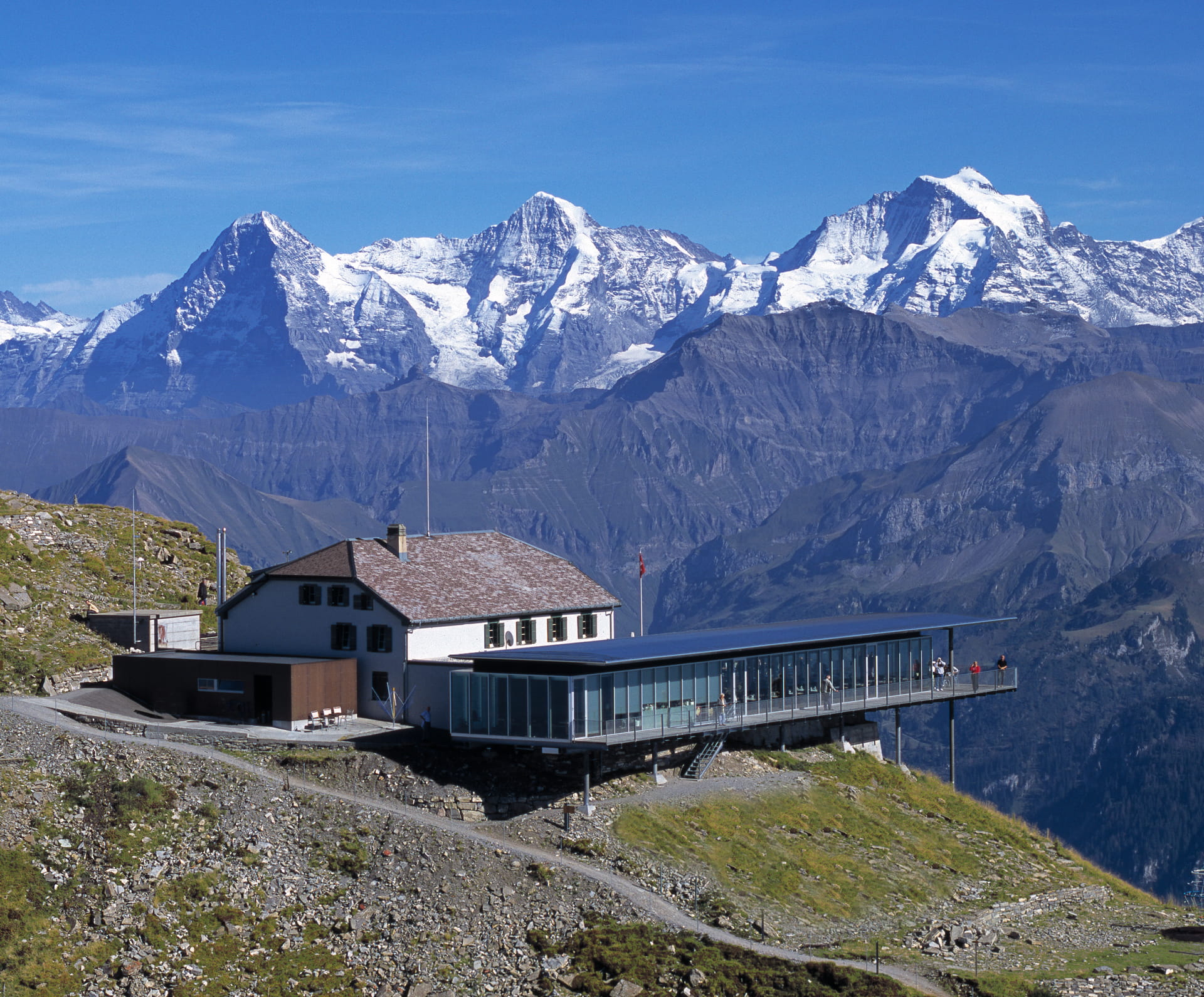 Vom Berghaus Niesen Kulm bietet sich ein herrlicher Ausblick auf das umliegende Bergpanorama