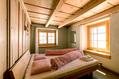 Gemütliche-und-rustikale-Doppelzimmer im Berghaus Niesen Kulm