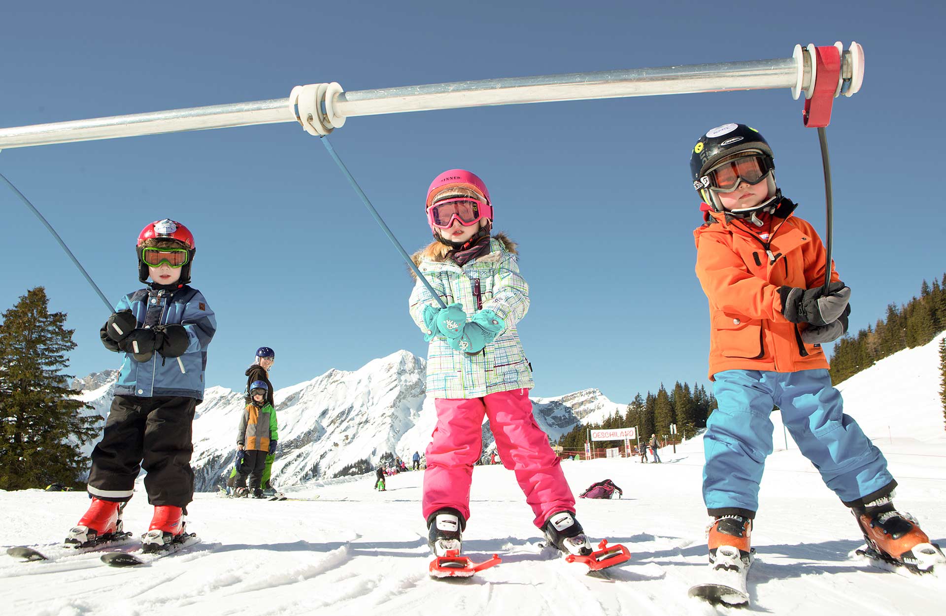 Kinder auf einem Skilift