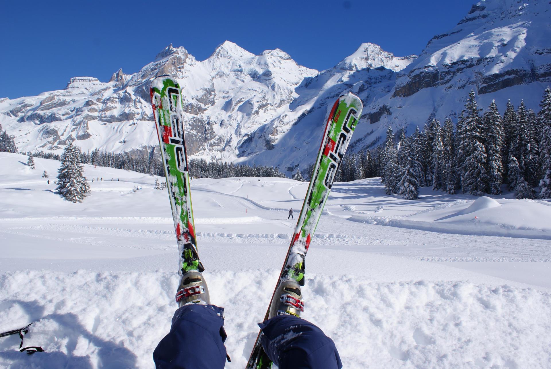 Skifahren am Oeschinen See: Aussicht ins Unesco Welterbe Jungfrau Aletsch mit Blümlisalp